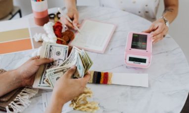 A Checking Account’s Advantages Over a Savings Account